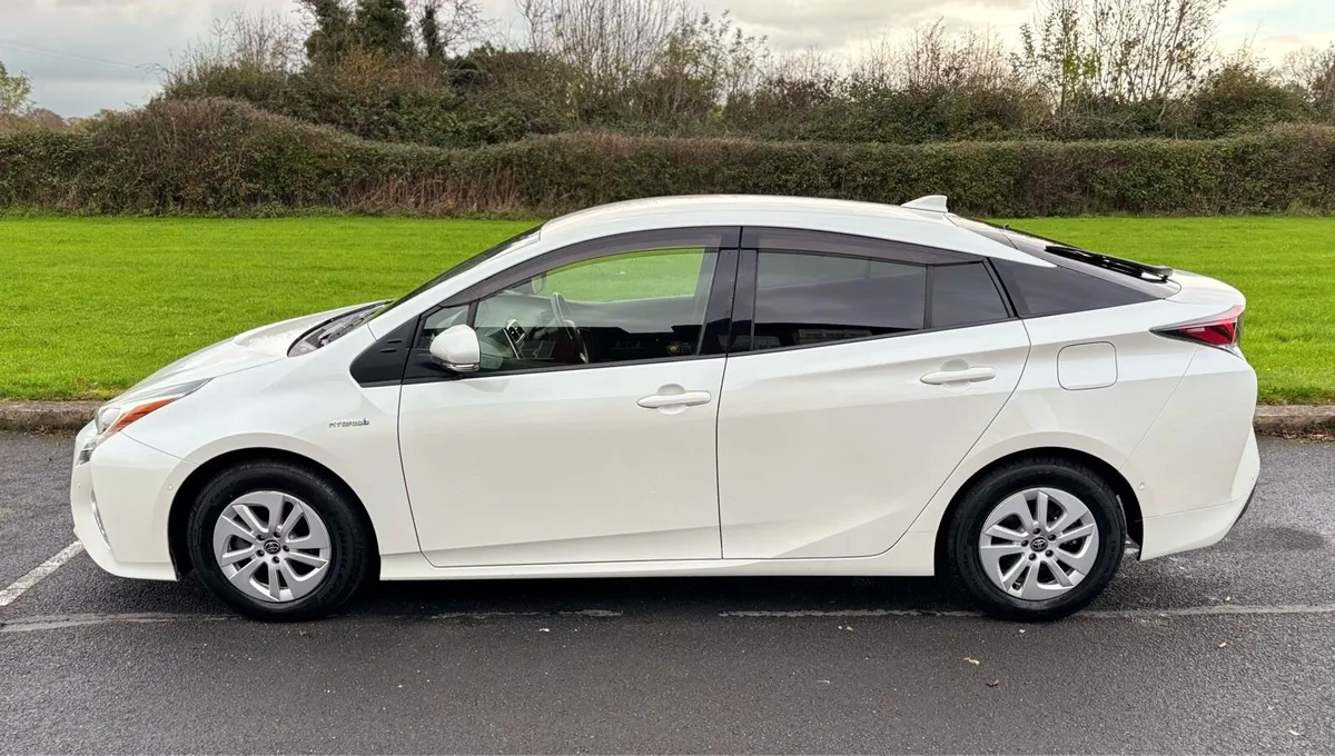 🔥2018 Toyota Prius ///S Safety Plus/// - Image 4