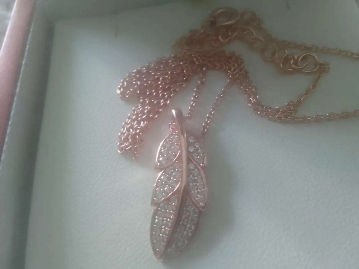 Stg silver/rose gold diamond pave leaf pendant new - Image 1