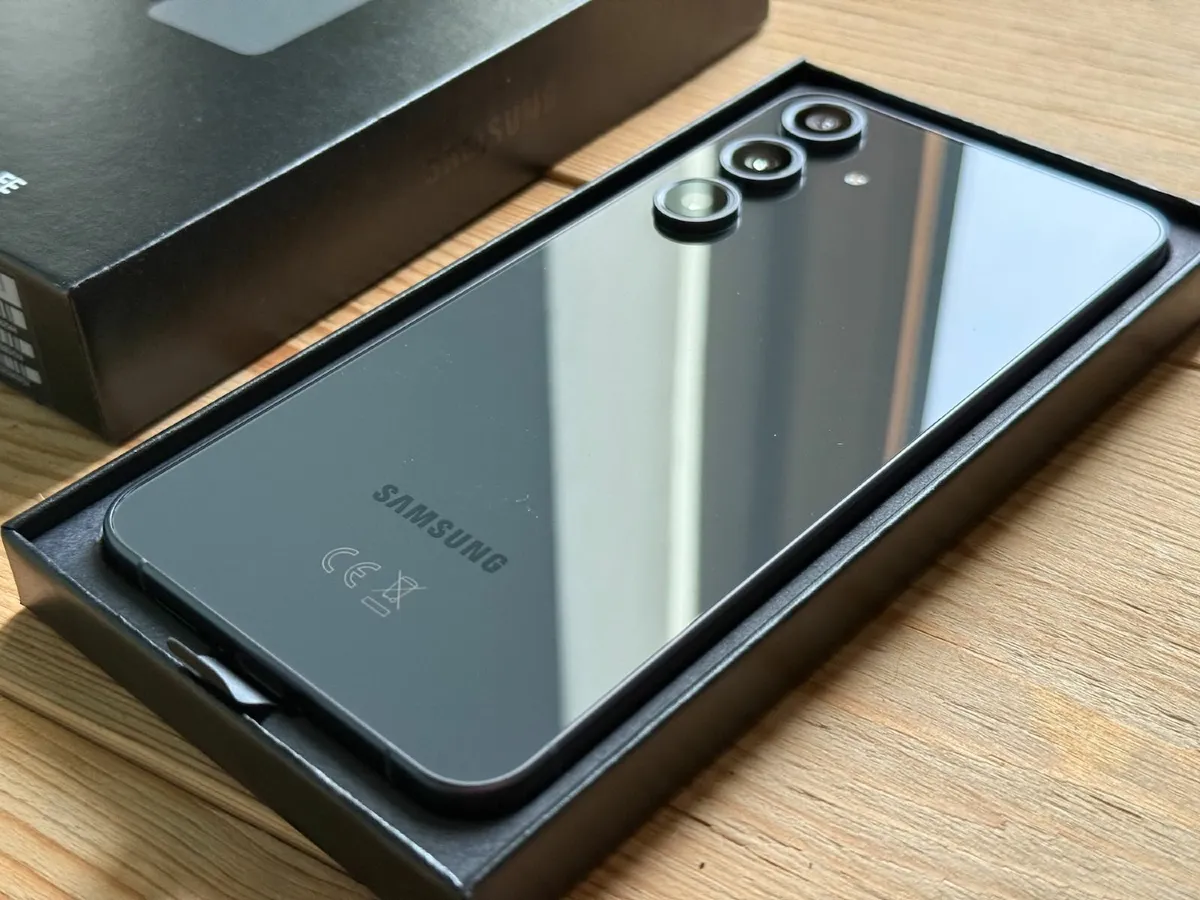 SAMSUNG S25 FE - Image 2