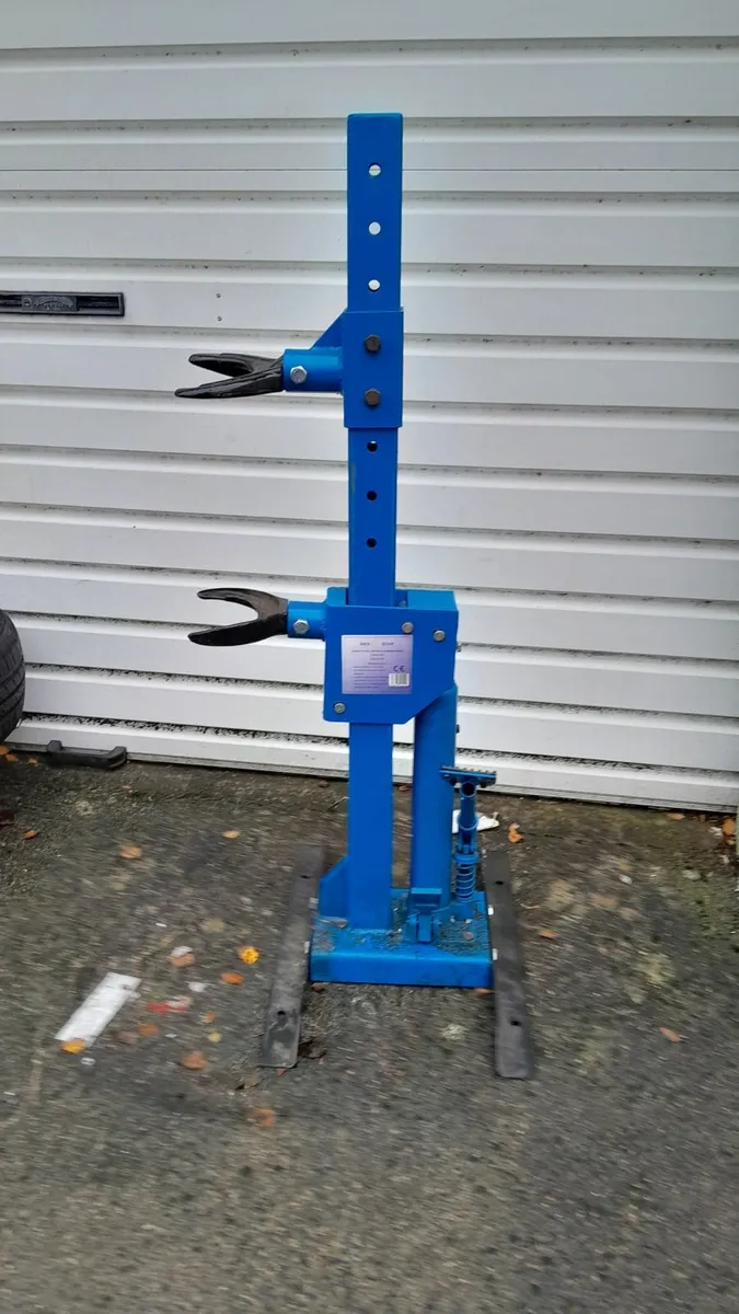 Hydraulic strut compressor and mechanic's creeper - Image 1