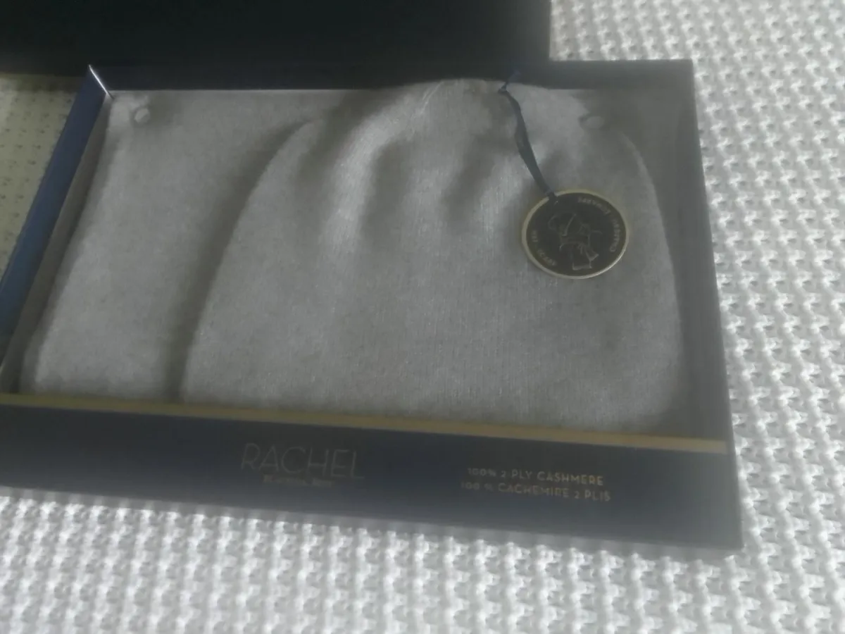 100% cashmere grey hat and scarf set new in box - Image 1