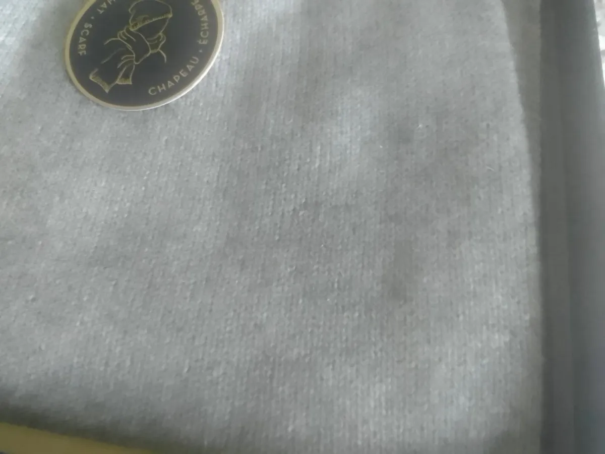 100% cashmere grey hat and scarf set new in box - Image 3