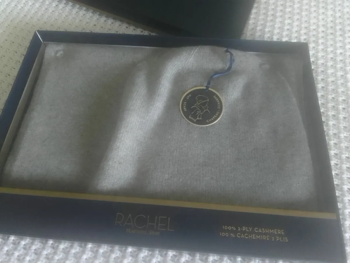 100% cashmere grey hat and scarf set new in box - Image 4