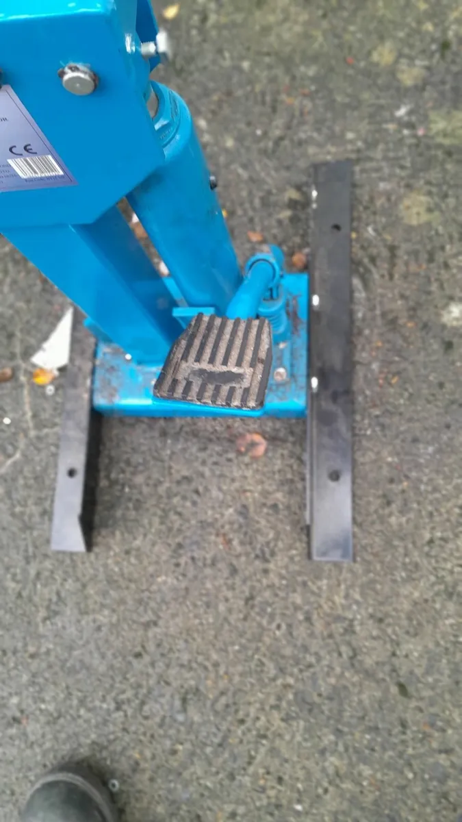 Hydraulic strut compressor and mechanic's creeper - Image 2