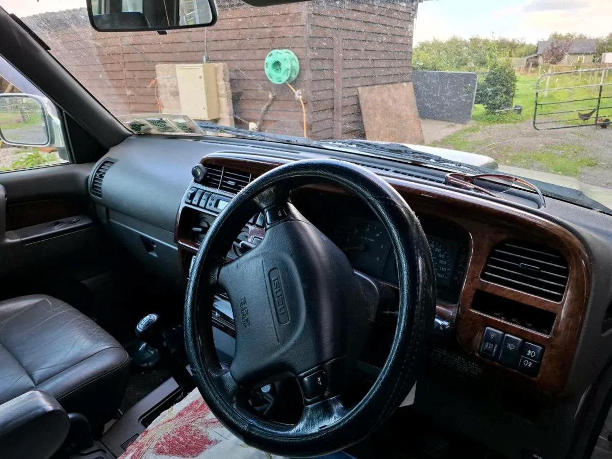 Isuzu Trooper Crew Cab - Image 4