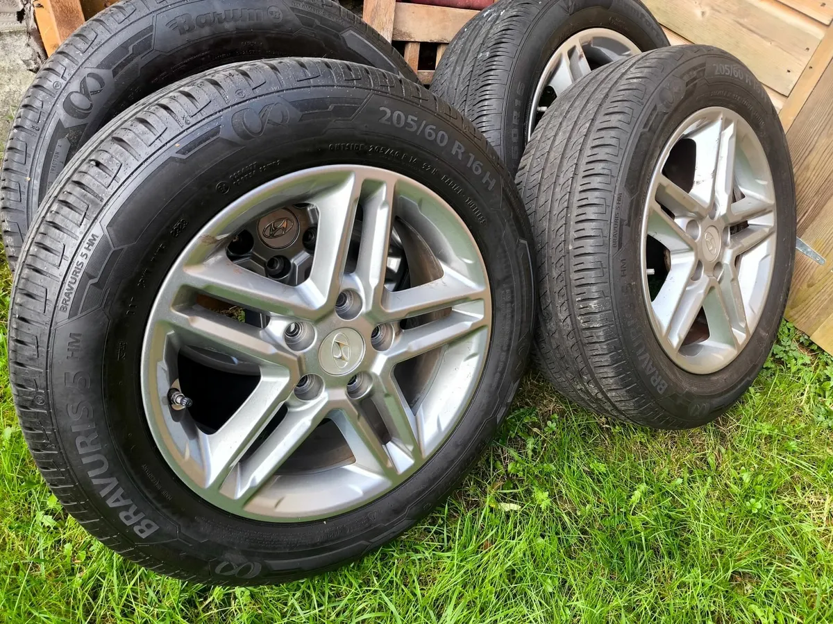 Hyundai alloys wheels  + TYRES LIKE NEW 205/60/16 - Image 1