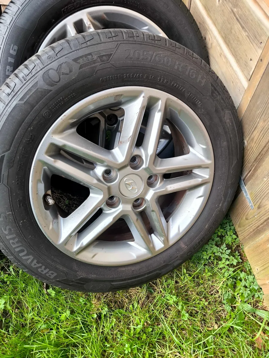 Hyundai alloys wheels  + TYRES LIKE NEW 205/60/16 - Image 2