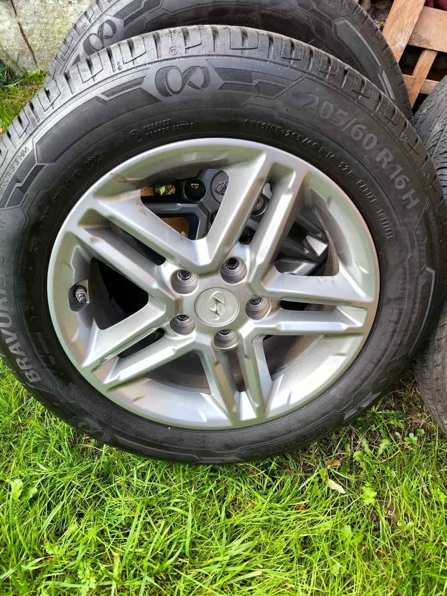 Hyundai alloys wheels  + TYRES LIKE NEW 205/60/16 - Image 3