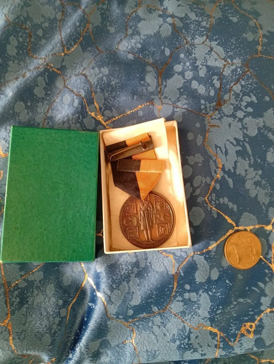 Irish medal 1916 survivor medal - Image 1