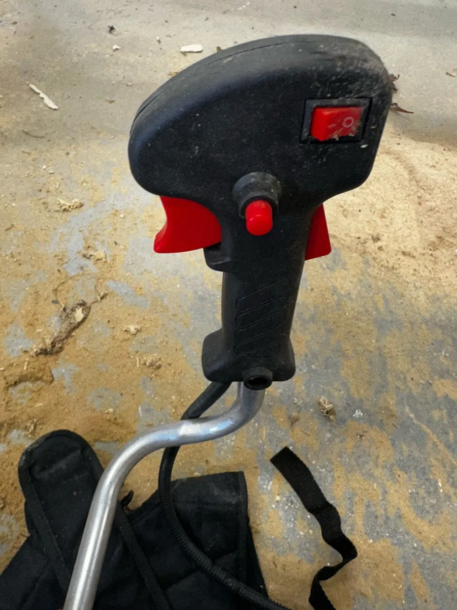 Petrol strimmer / bushcutter - Image 3