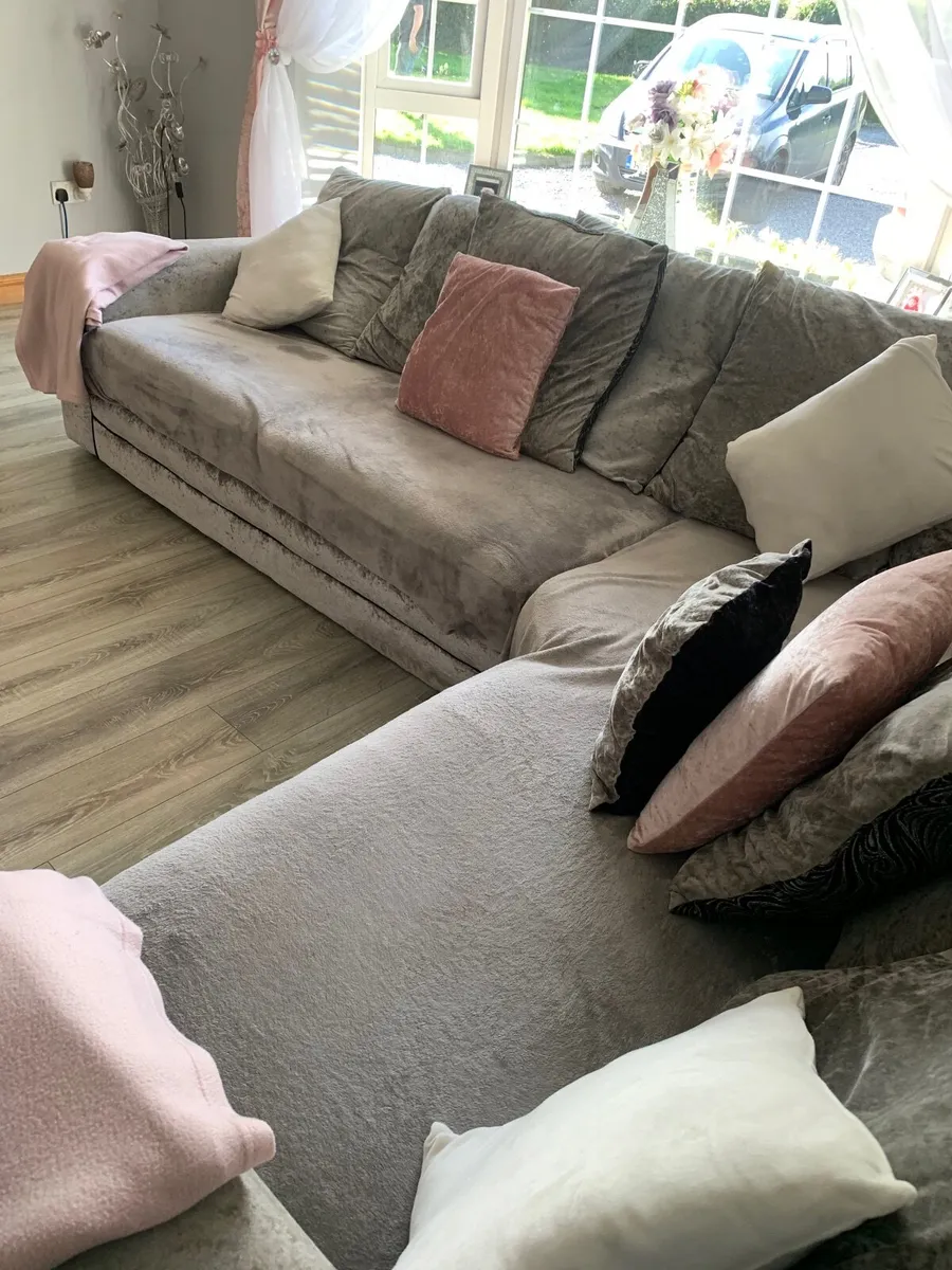 Crushed velvet sofa - Image 3