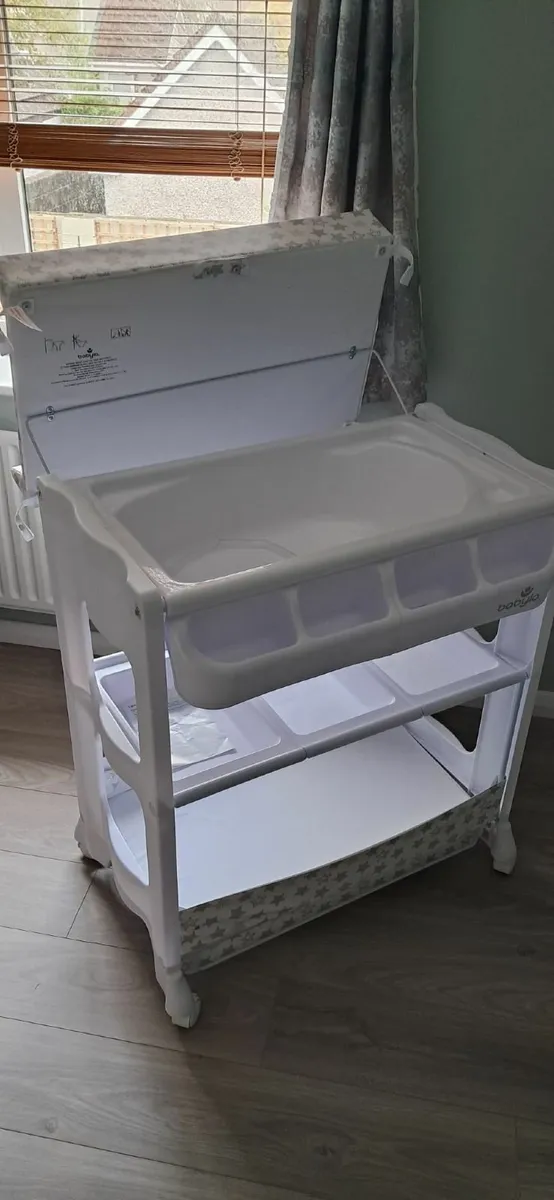 Baby changing table - Image 1