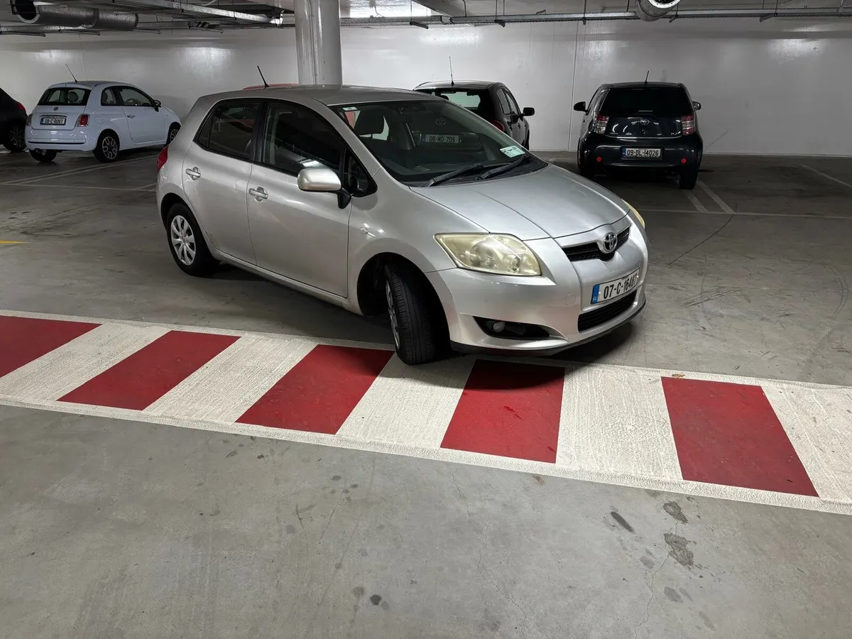 Toyota auris very low km - Image 1