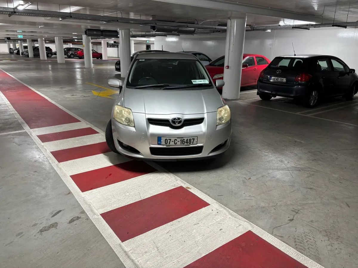 Toyota auris very low km - Image 2