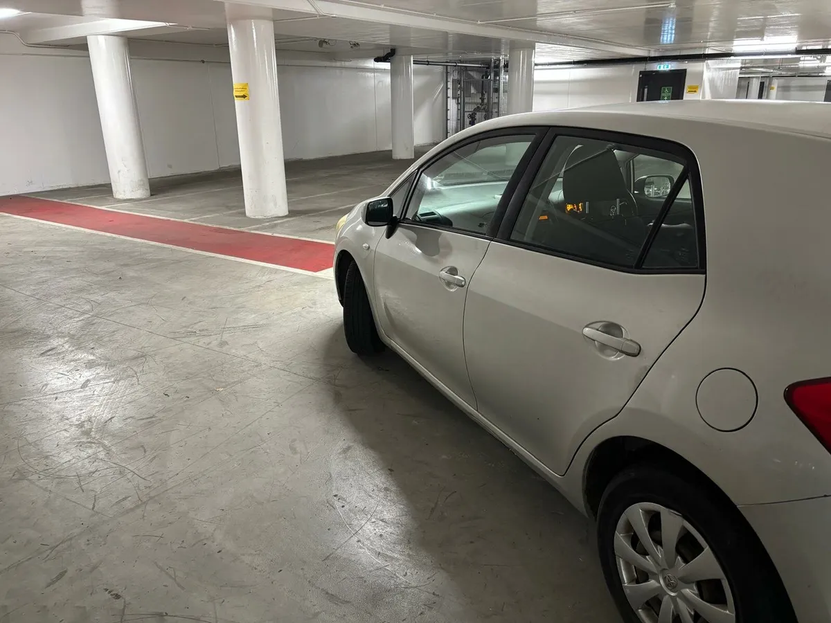 Toyota auris very low km - Image 3