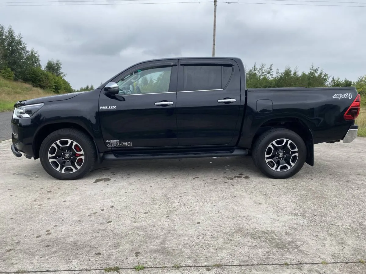 2021 Toyota Hilux Invincible 2.8 D-4D Auto - Image 2