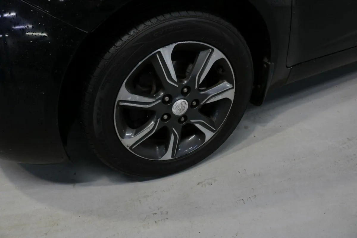 Hyundai ix20 DELUXE 1.4L PETROL HATCHBACK - Image 2