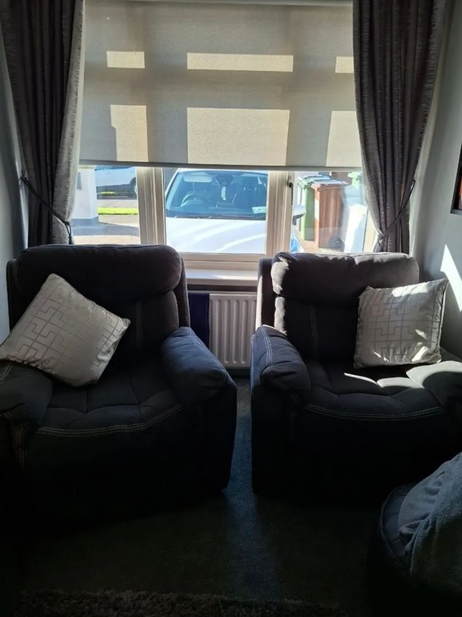 2 recliner armchairs - Image 1