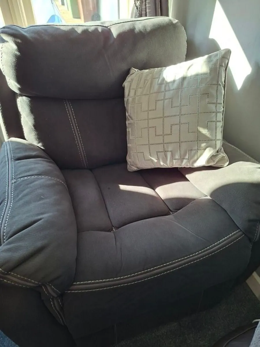 2 recliner armchairs - Image 2