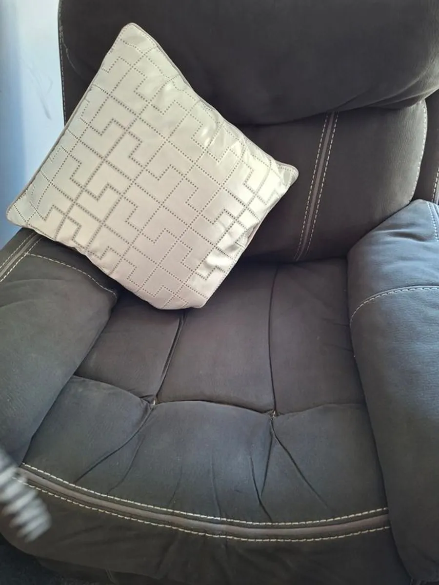2 recliner armchairs - Image 3