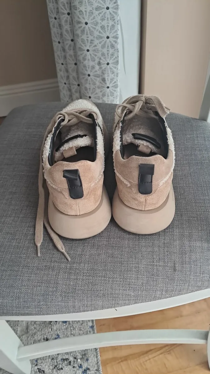 Ladies runners size 4.5 - Image 2