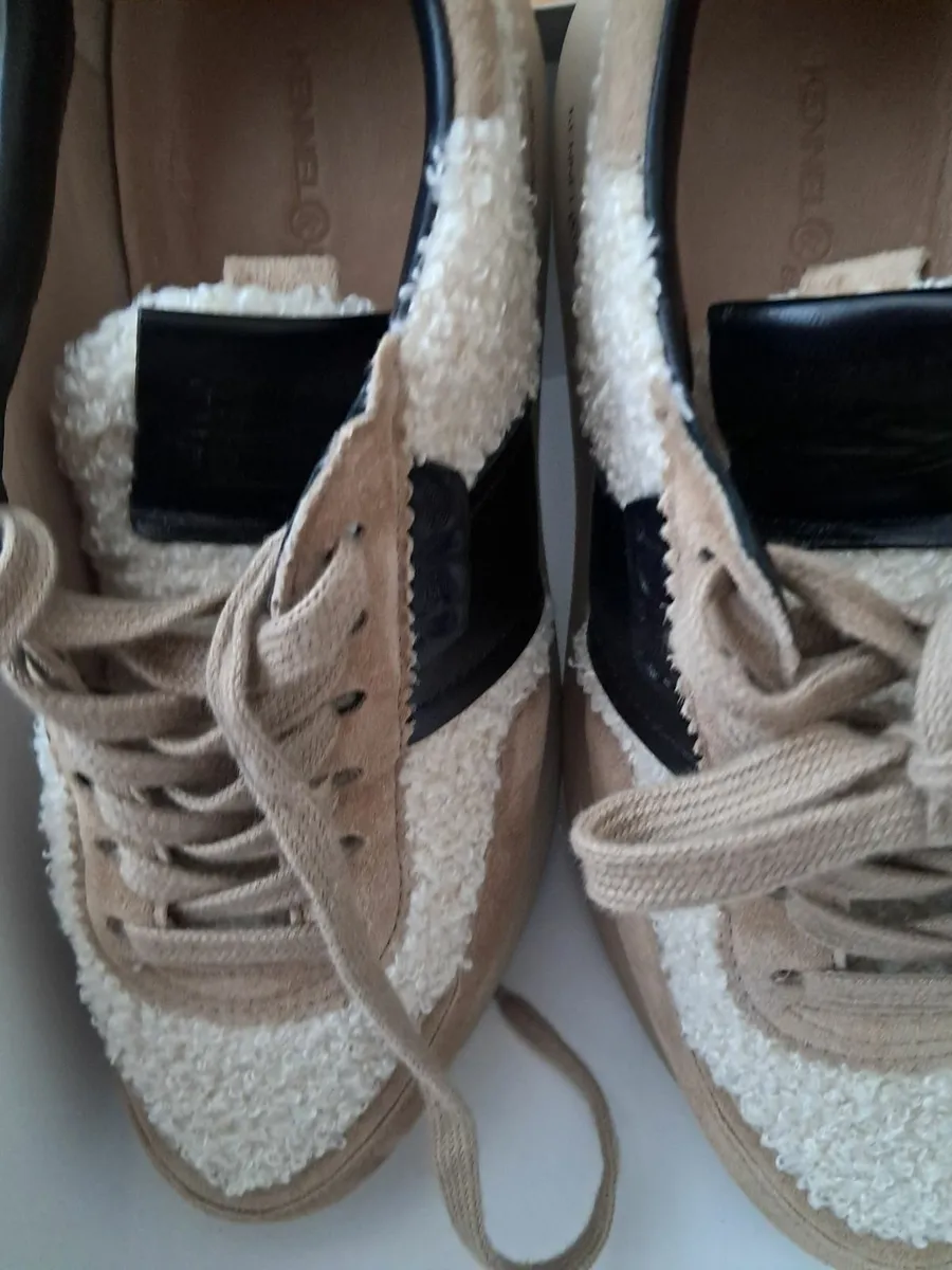 Ladies runners size 4.5 - Image 1