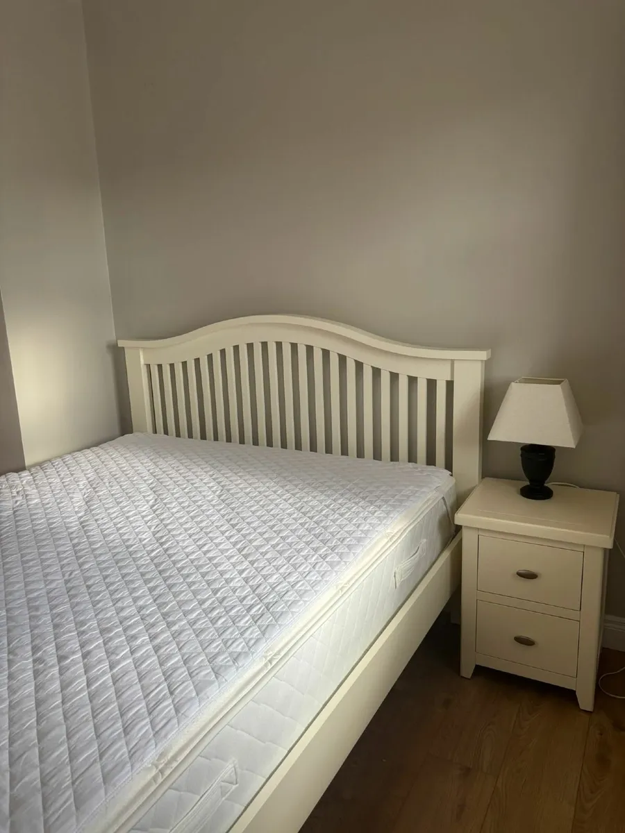 Bedroom suite - Image 1