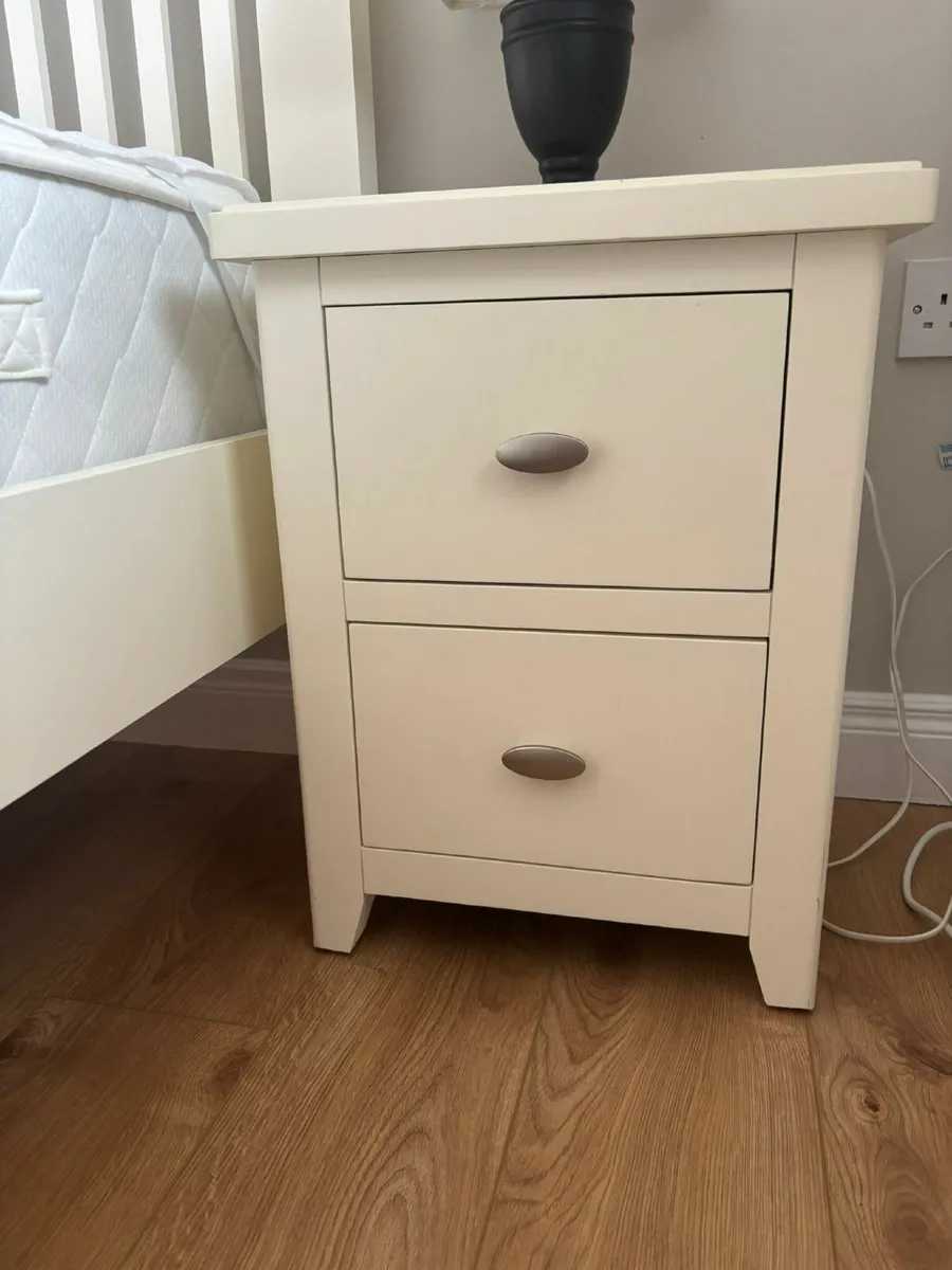 Bedroom suite - Image 4