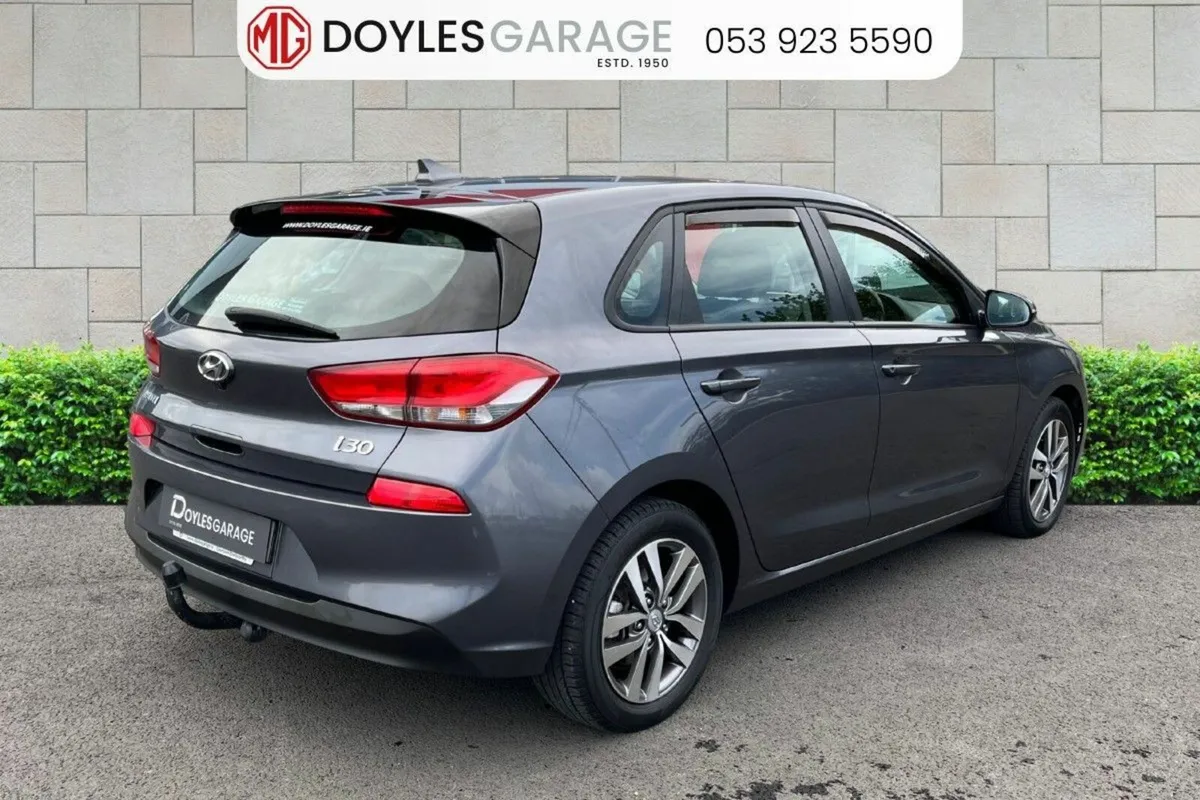 Hyundai i30 Diesel Deluxe Auto - Image 3
