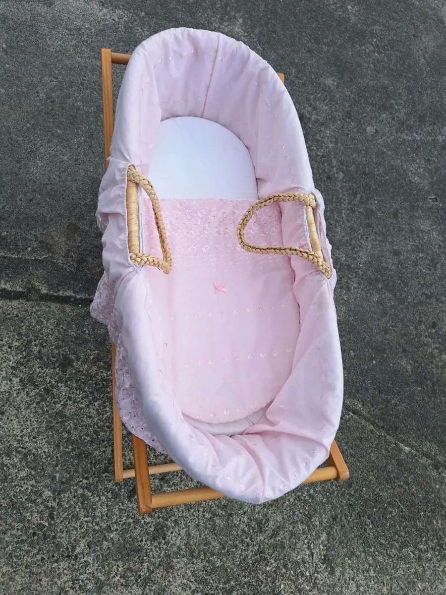 Beautiful moses basket - Image 2
