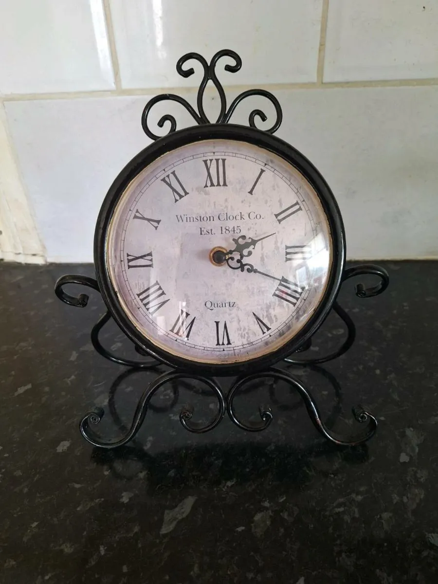 Small metal Quartz table clock - Image 1