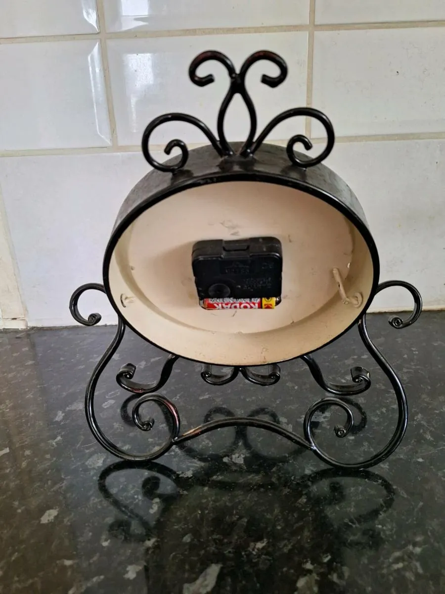 Small metal Quartz table clock - Image 2