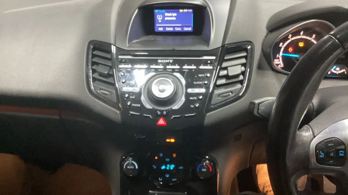 2015 Ford Fiesta TITANIUM 1.0 Petrol - Image 3