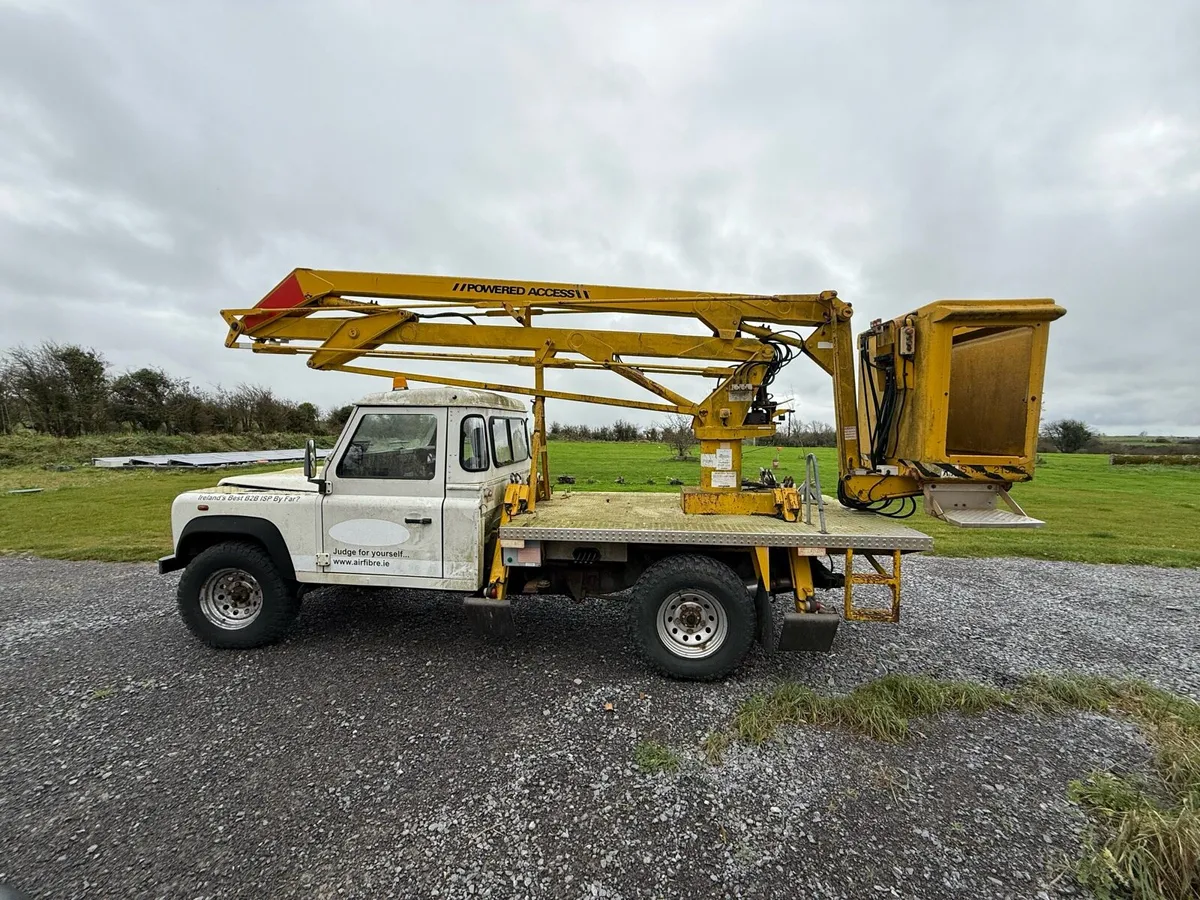 Land Rover Defender - Image 1