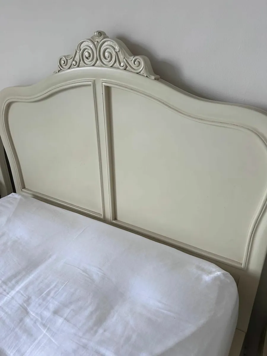 Single hardwood bed - Image 1