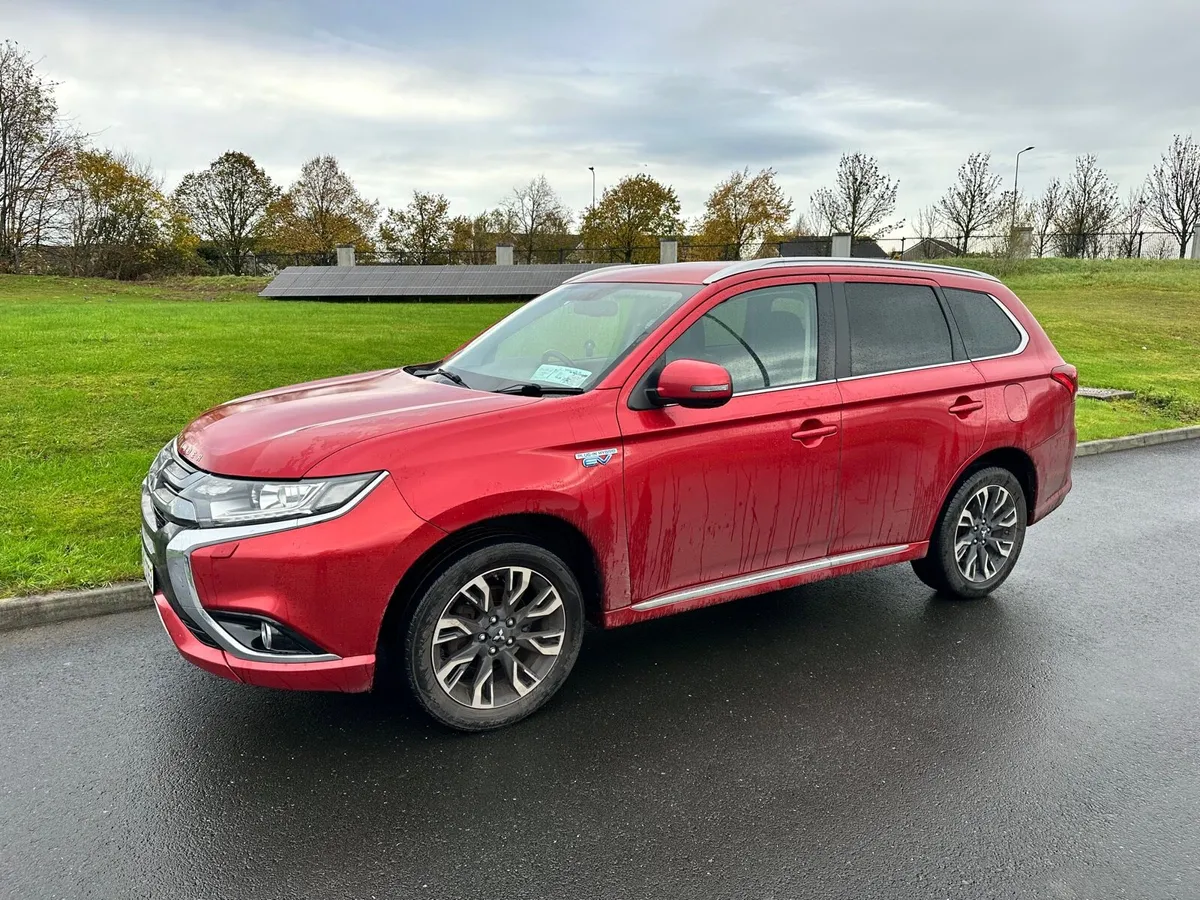 2016 Mitsubishi Outlander Automatic,  4x4 - Image 2