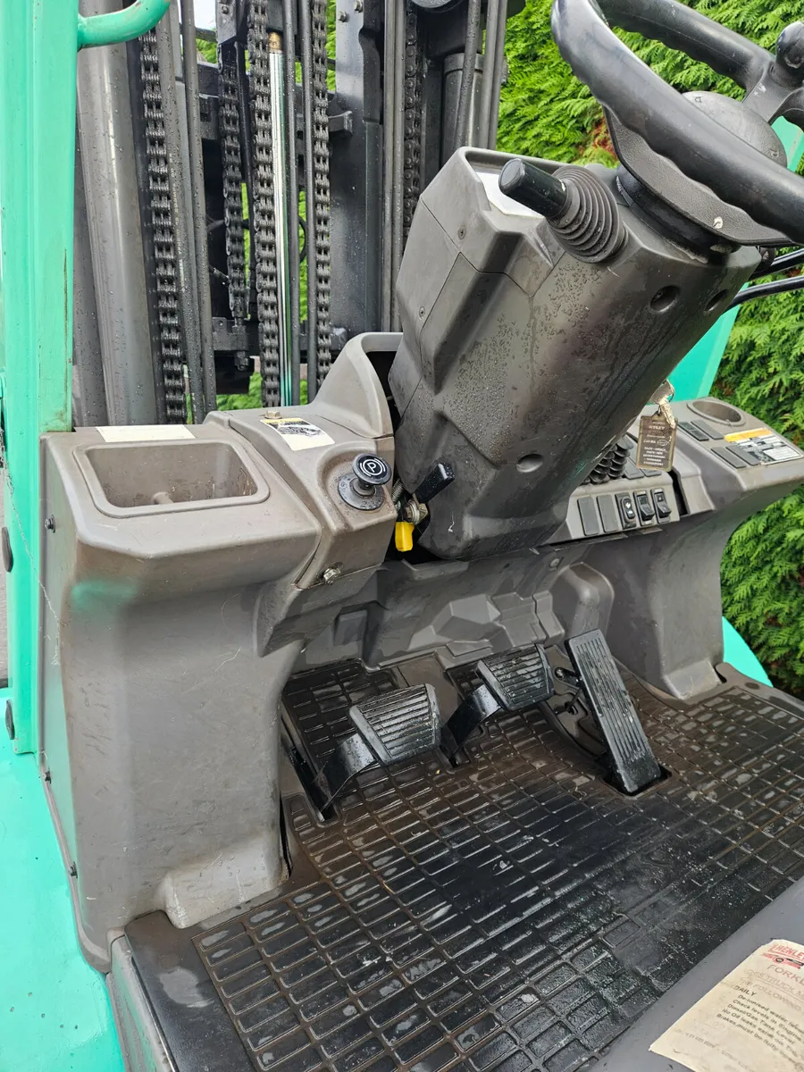 Mitsubishi 4 ton  Container mast - Image 4