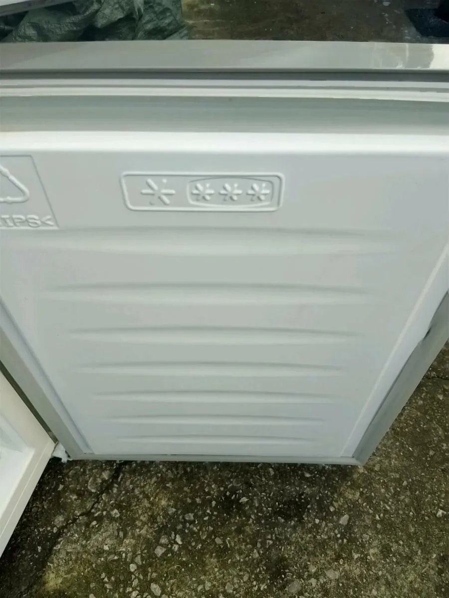 Zanussi fridge freezer - Image 2