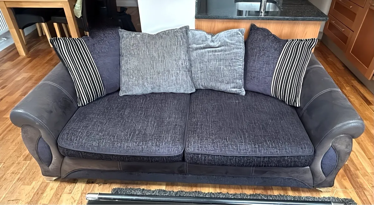 4 seater sofa and matching armchair - Image 1