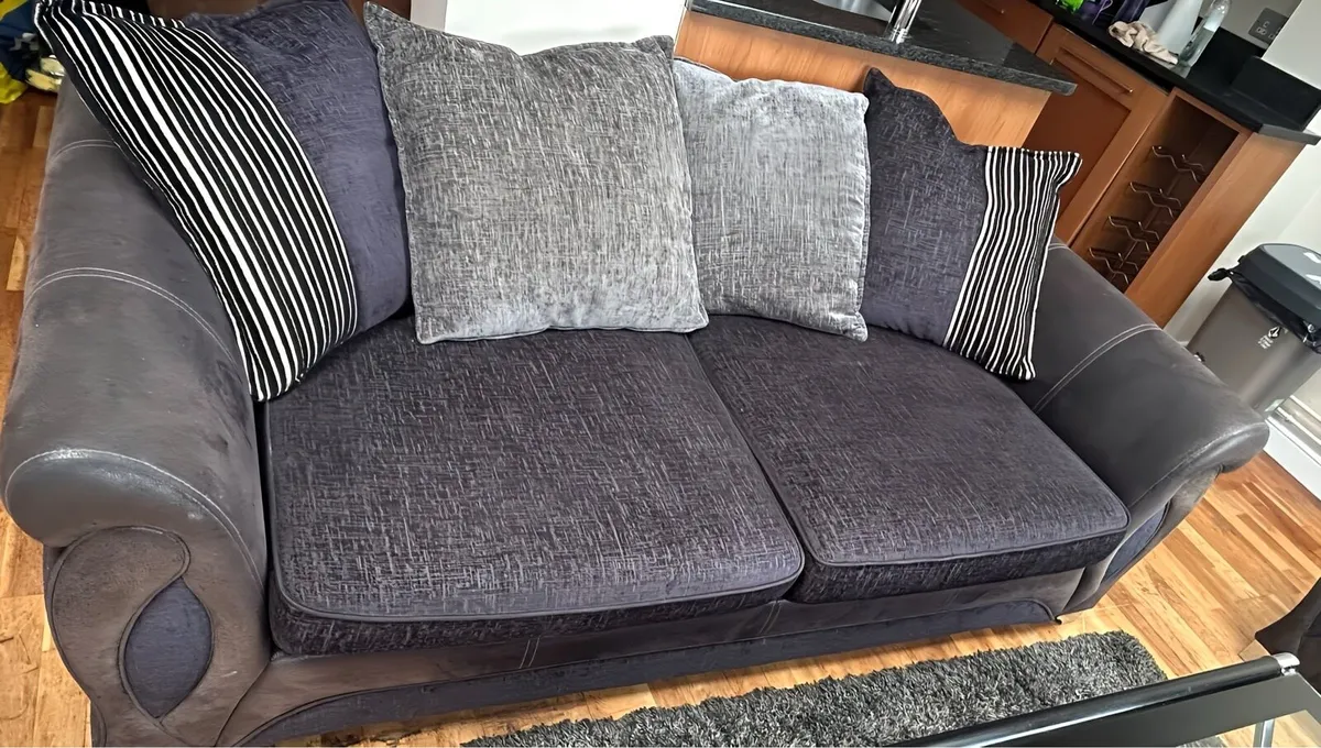 4 seater sofa and matching armchair - Image 2