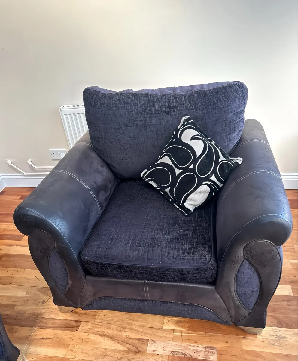 4 seater sofa and matching armchair - Image 3