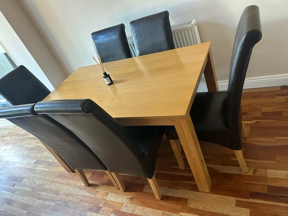 Kitchen table and chairs - Image 1
