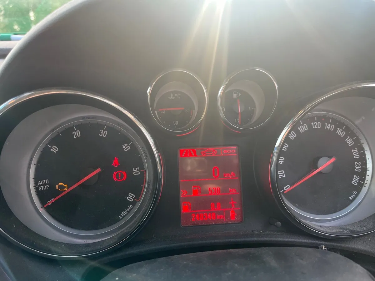 Opel Astra 2014 - Image 2