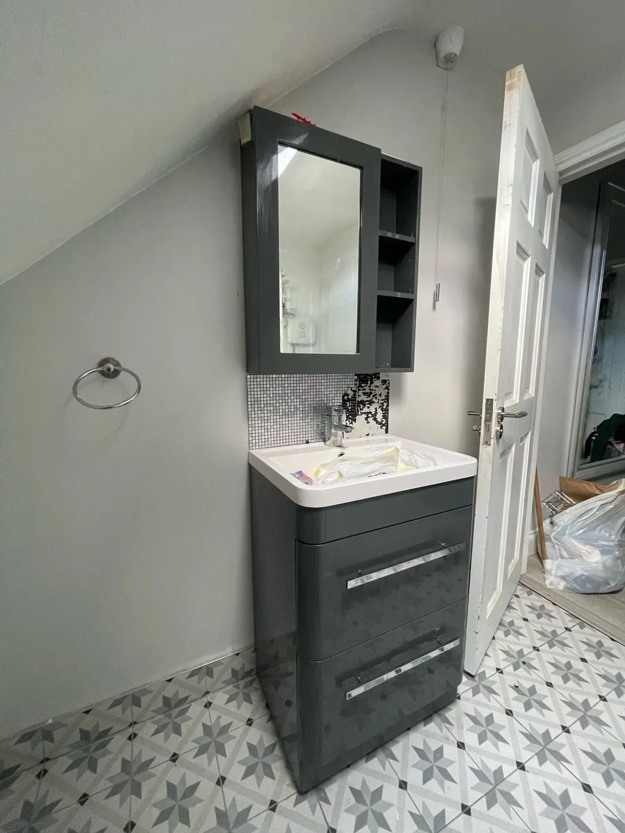 Bathroom vanity - Image 1