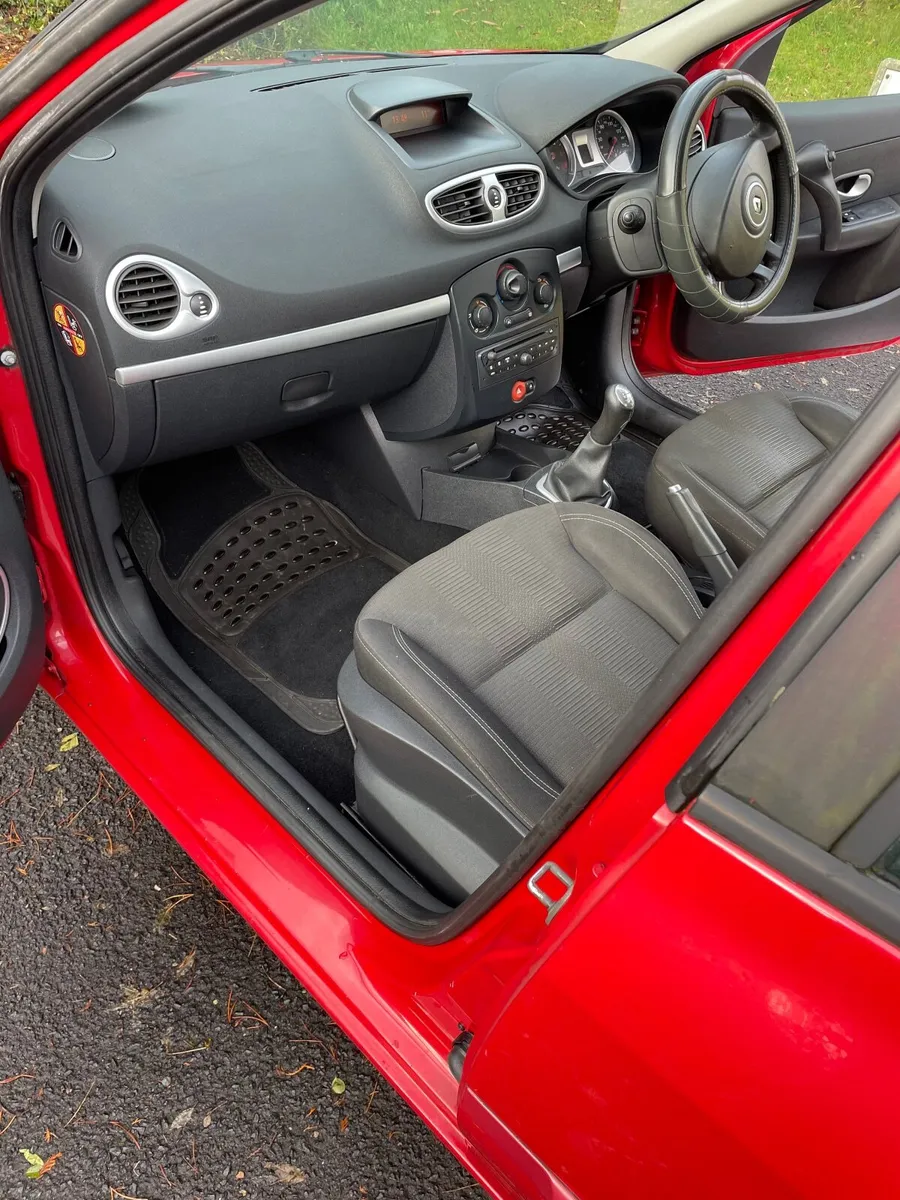 Renault Clio 2010 - Image 2