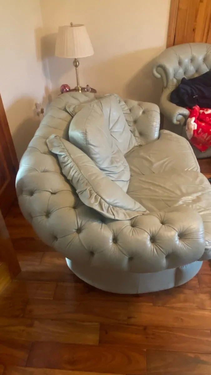 2 Seater Button Leather Sofa - Image 3