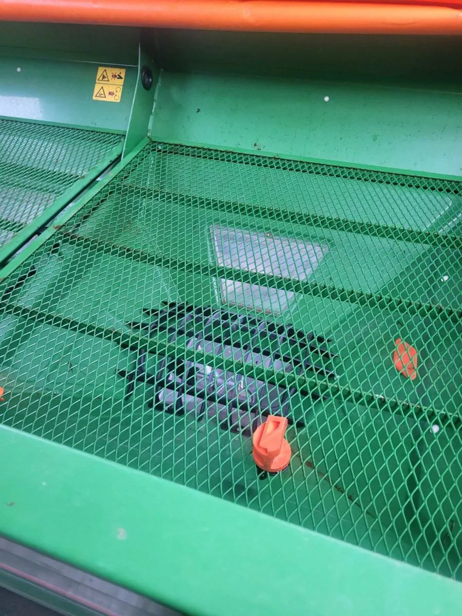 Fertiliser spreader - Image 2
