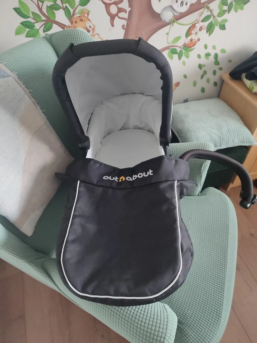 Out n about bassinet - Image 2
