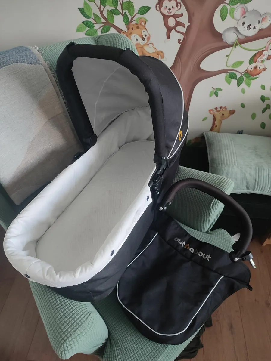 Out n about bassinet - Image 3