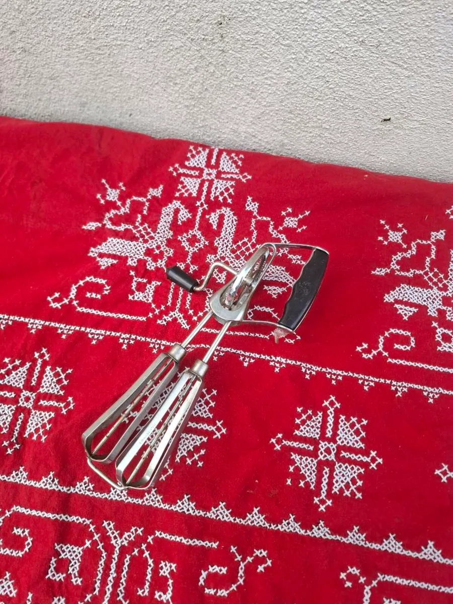 Vintage eggs whisk possible to post